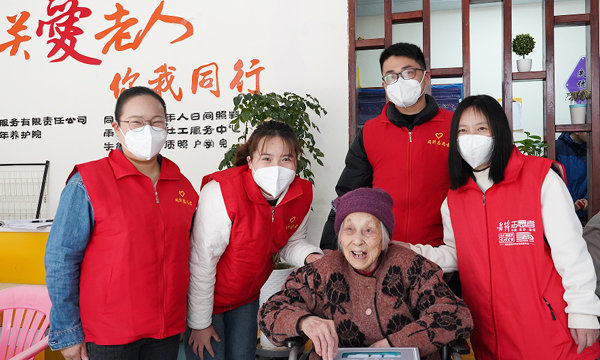 Aprendiendo de Lei Feng en las actividades benéficas del hogar de ancianos TOPSFLO Yongji de marzo