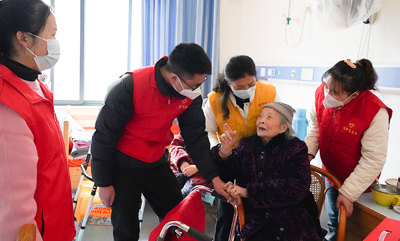 Aprendiendo el espíritu de Lei Feng en marzo y calentando el hogar de ancianos con amor